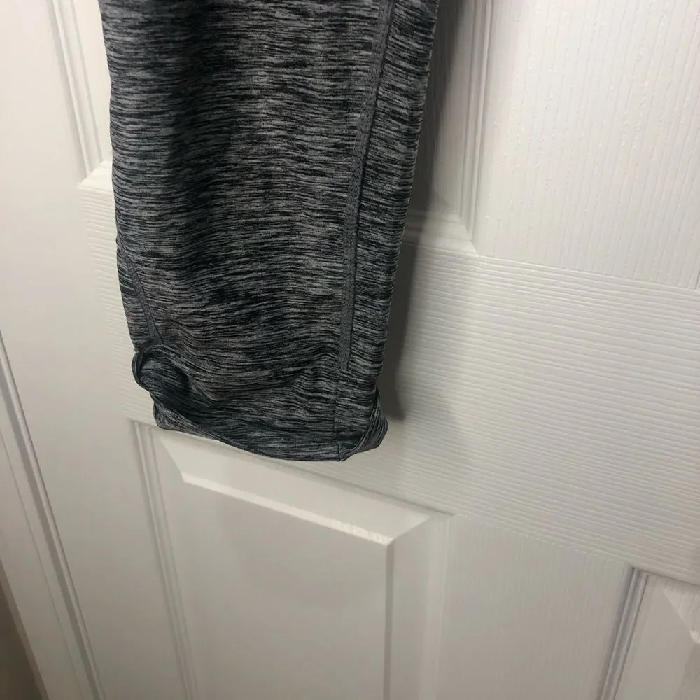 Gaiam gray capri length yoga pants leggings, size medium - Picture 6 of 10